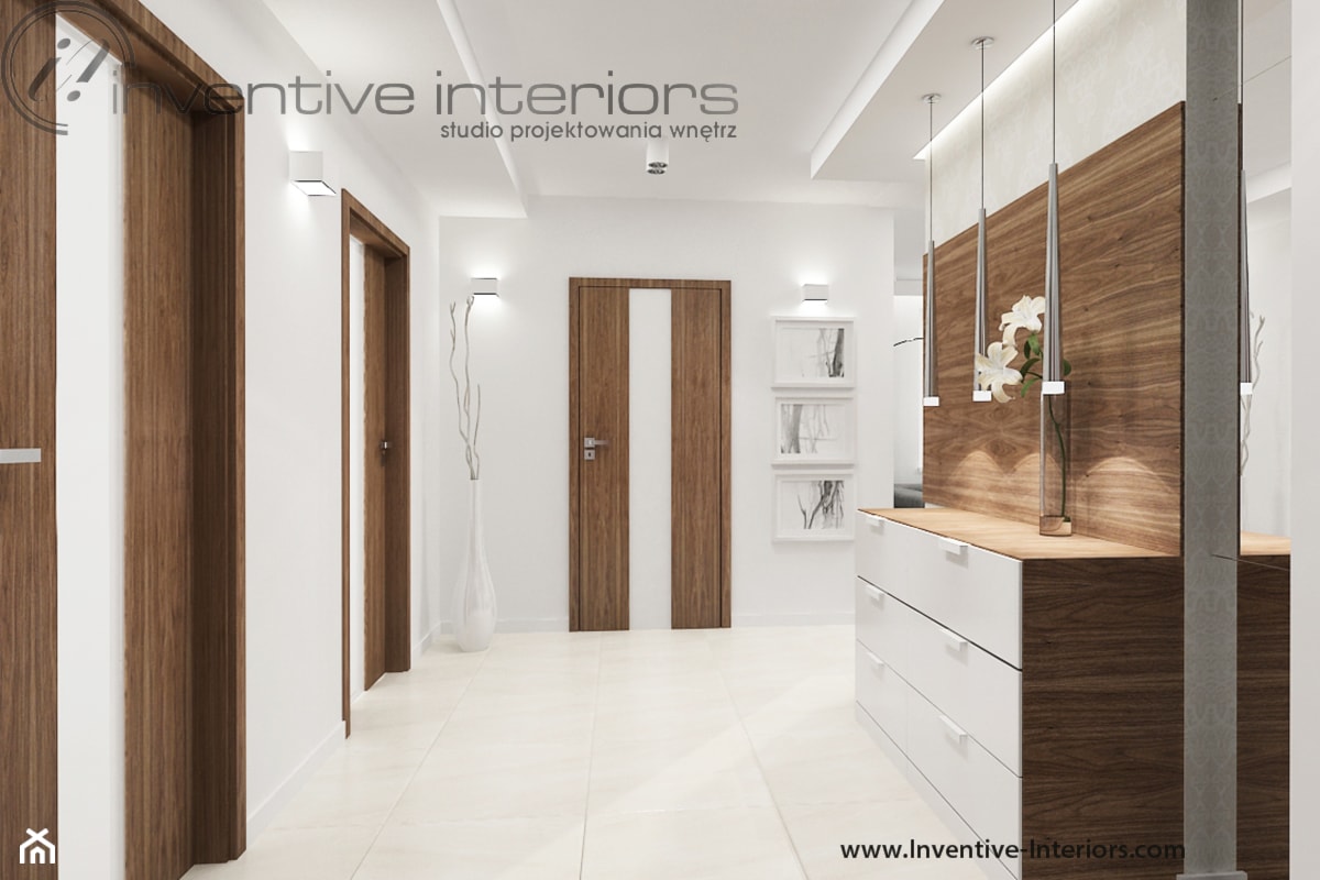 Przestronny korytarz - zdjęcie od Inventive Interiors - Homebook
