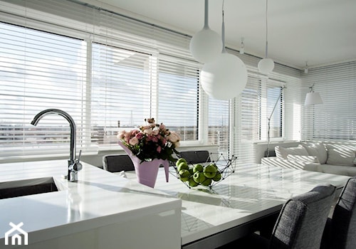 mieszkanie 57m2 - Średnia szara jadalnia w salonie w kuchni - zdjęcie od KREACJA PRZESTRZENI Anna Matuszewska-Janik