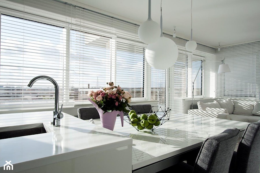 mieszkanie 57m2 - Średnia szara jadalnia w salonie w kuchni - zdjęcie od KREACJA PRZESTRZENI Anna Matuszewska-Janik