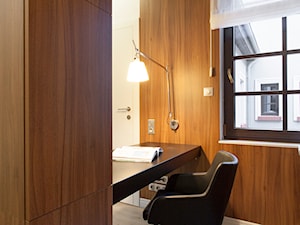 dom 310 m2 - Małe z zabudowanym biurkiem brązowe biuro, styl nowoczesny - zdjęcie od KREACJA PRZESTRZENI Anna Matuszewska-Janik