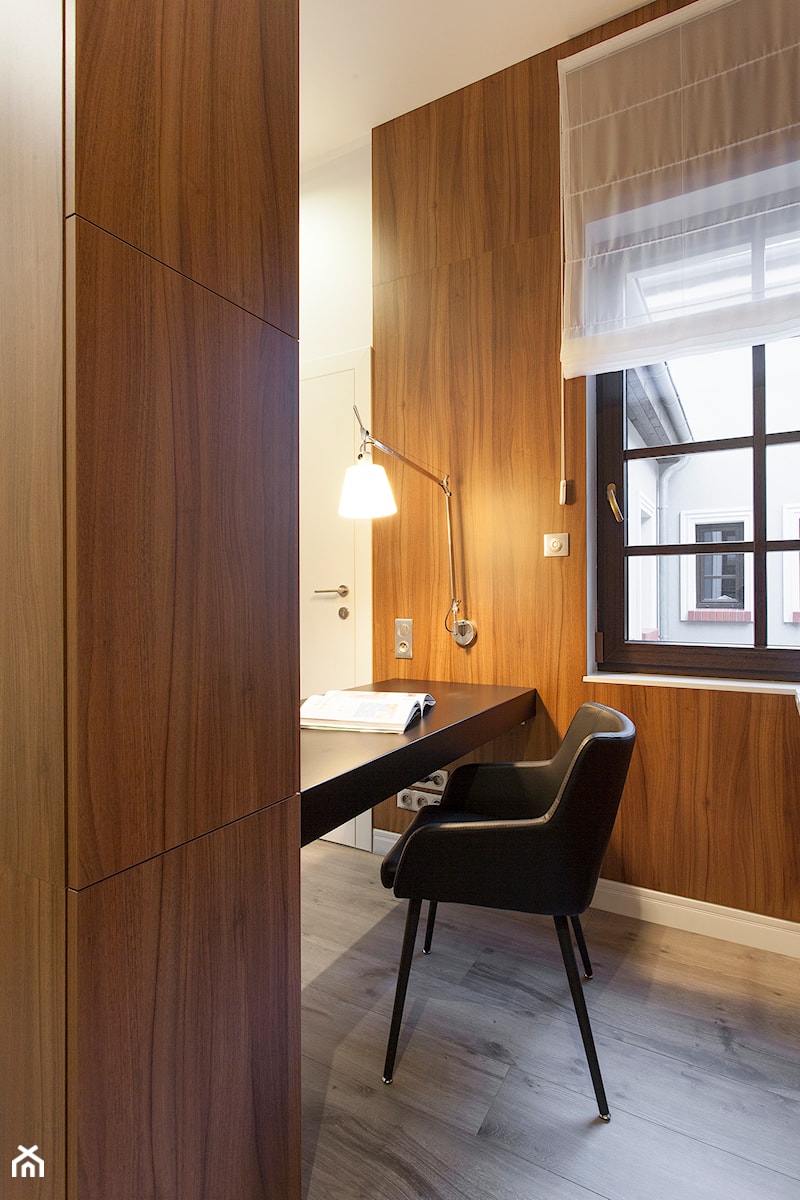 dom 310 m2 - Małe z zabudowanym biurkiem brązowe biuro, styl nowoczesny - zdjęcie od KREACJA PRZESTRZENI Anna Matuszewska-Janik