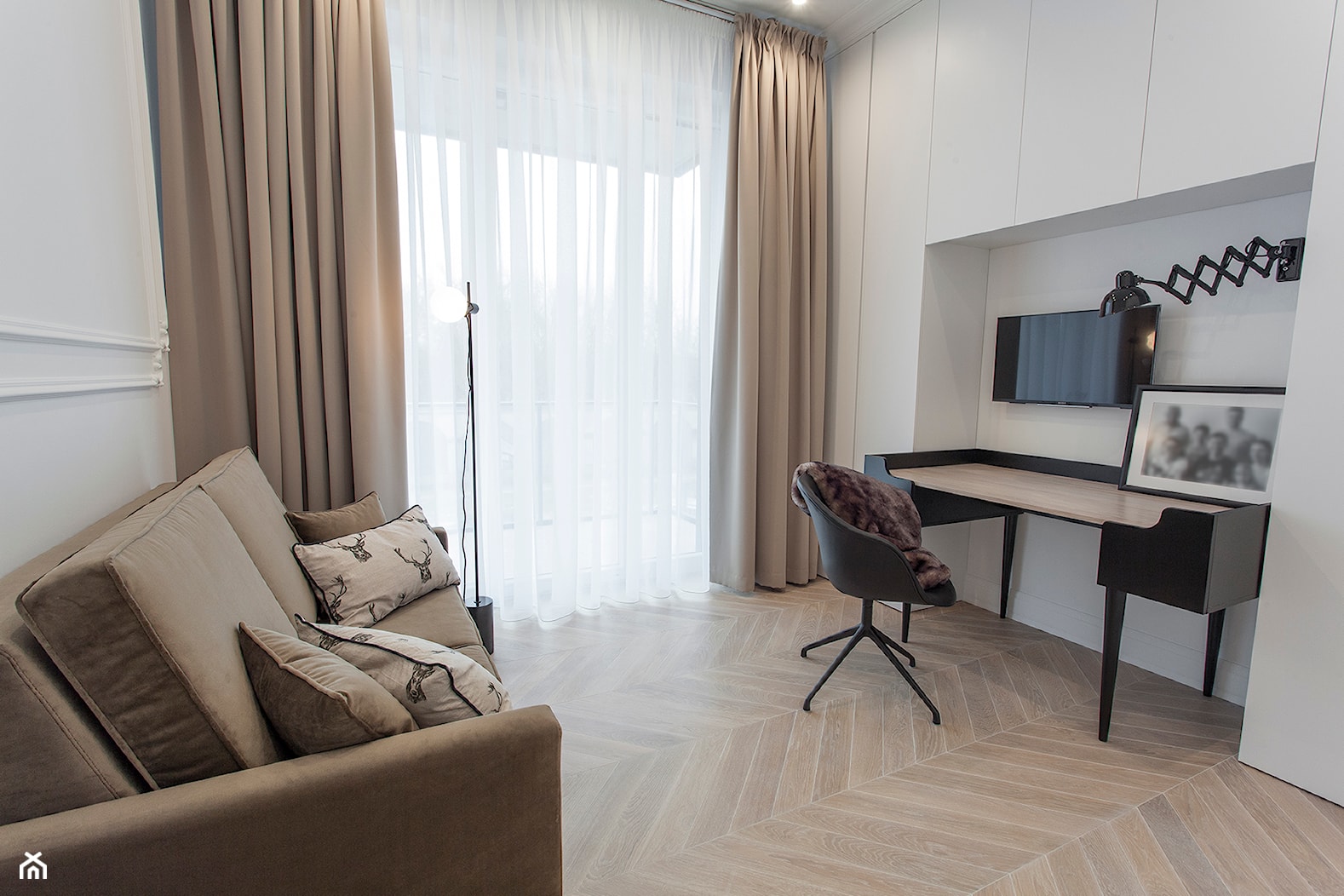 apartament - Poznań/centrum - Średnie w osobnym pomieszczeniu z sofą białe biuro - zdjęcie od KREACJA PRZESTRZENI Anna Matuszewska-Janik - Homebook
