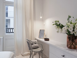 mieszkanie w kamienicy/46m2/Poznań - Mała biała z biurkiem sypialnia z balkonem / tarasem - zdjęcie od KREACJA PRZESTRZENI Anna Matuszewska-Janik