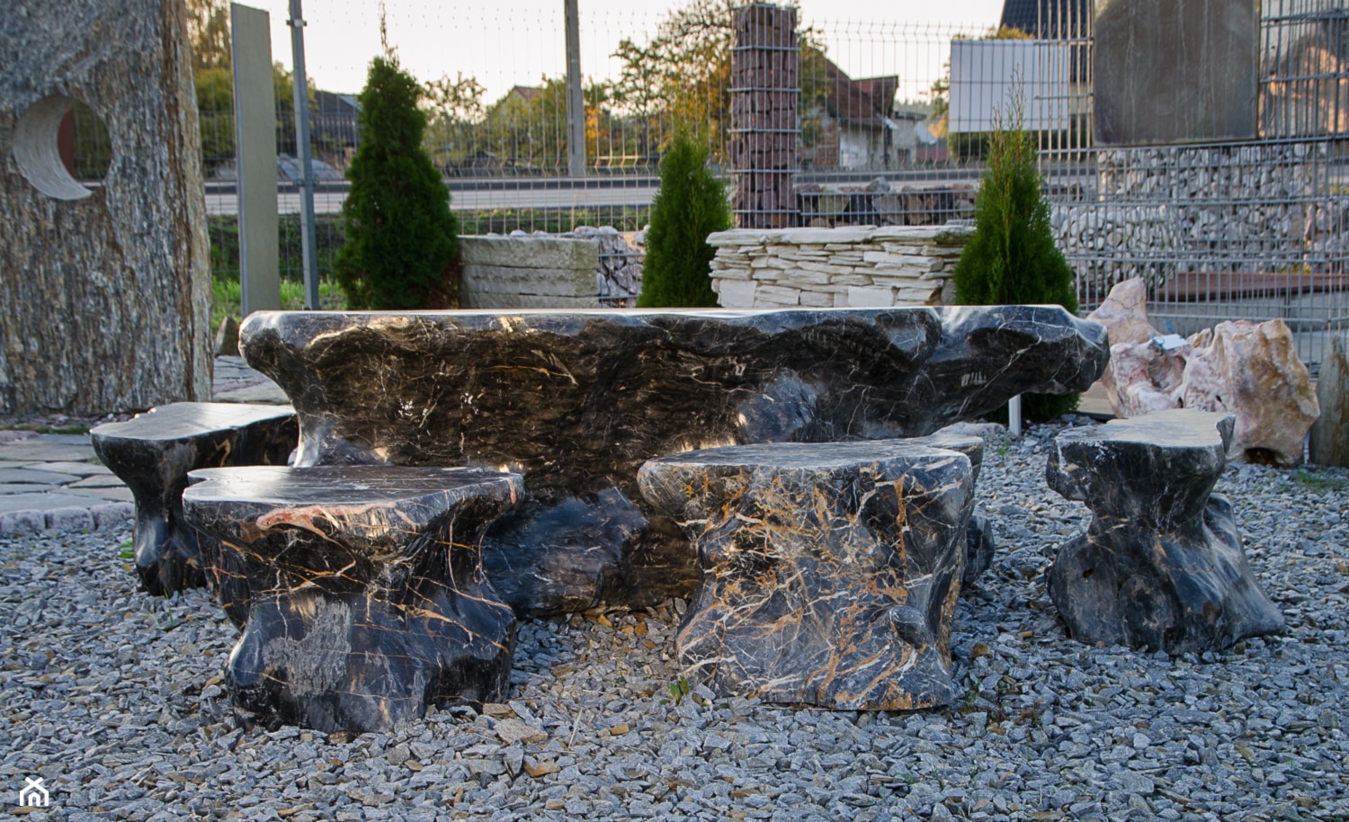 Zestaw mebli do ogrodu wykonanych z kamienia naturalnego - zdjęcie od Kamienie naturalne Chrobak - Homebook
