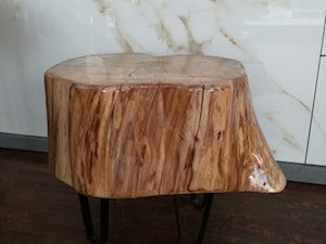 Oryginalny stołek drewniany - zdjęcie od Kamienie naturalne Chrobak
