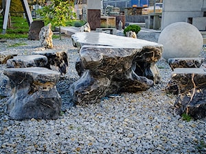 Zestaw mebli ogrodowych wykonanych z kamienia naturalnego - zdjęcie od Kamienie naturalne Chrobak