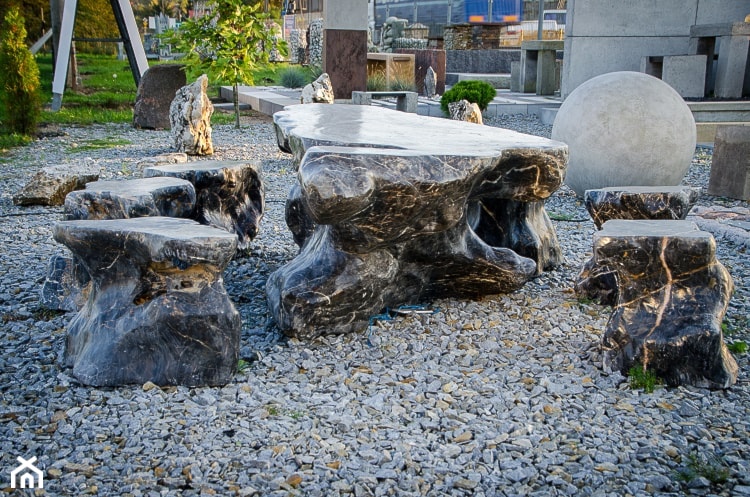 Zestaw mebli ogrodowych wykonanych z kamienia naturalnego - zdjęcie od Kamienie naturalne Chrobak - Homebook