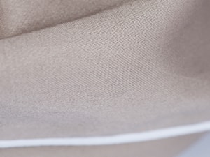 Pościel satynowa taupe z białą wypustką - zdjęcie od Evencki