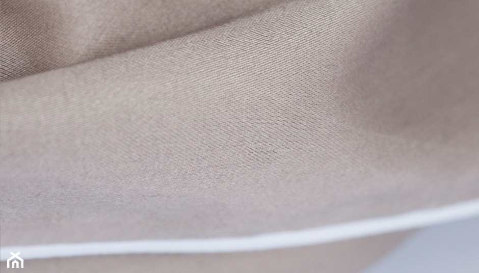 Pościel satynowa taupe z białą wypustką - zdjęcie od Evencki - Homebook