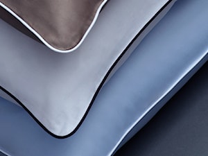 Pościel satynowa niebieska i taupe z białą wypustką - zdjęcie od Evencki