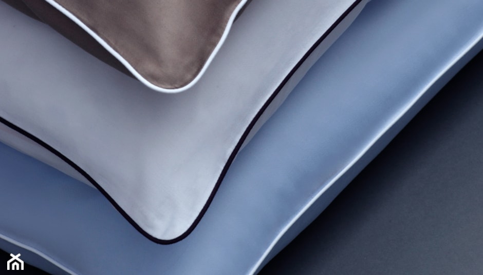 Pościel satynowa niebieska i taupe z białą wypustką - zdjęcie od Evencki - Homebook
