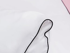 Pościel satynowa biała ze śliwkową wypustką - zdjęcie od Evencki