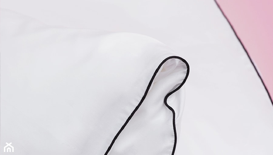 Pościel satynowa biała ze śliwkową wypustką - zdjęcie od Evencki