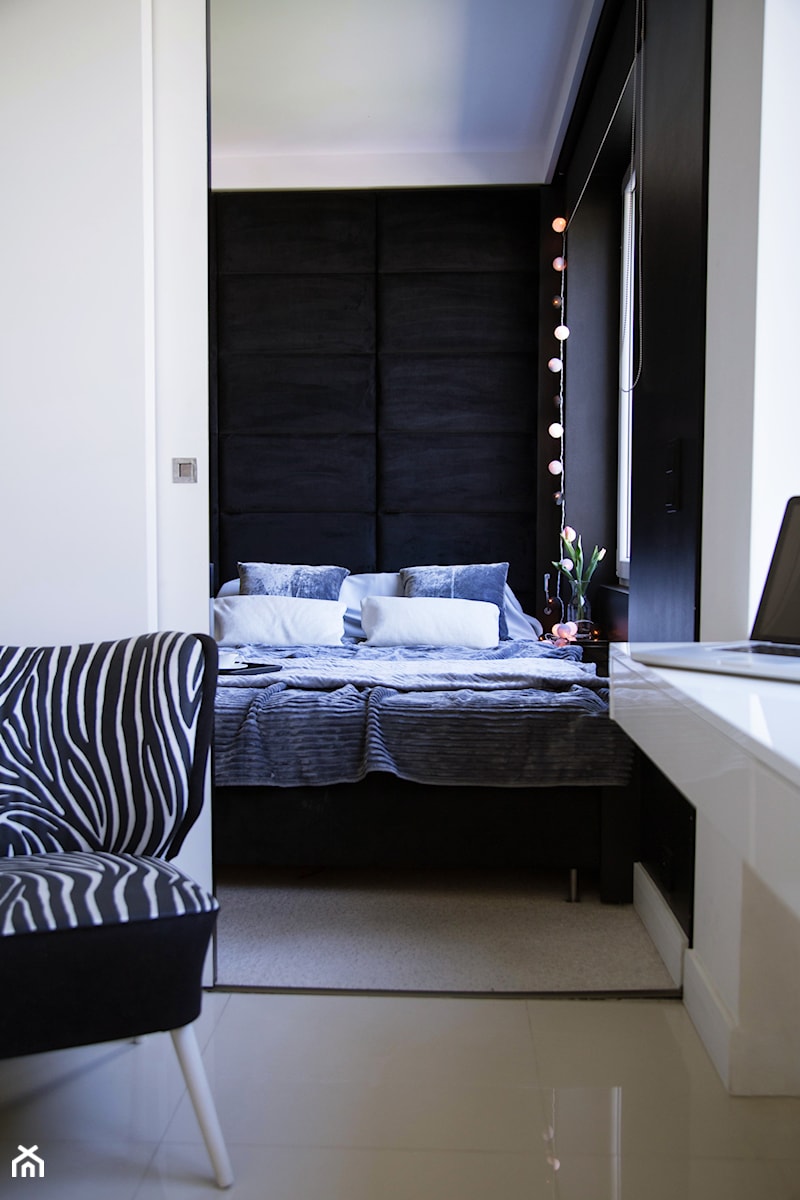 BLACK & WHITE / 47m2 - Średnia biała czarna sypialnia, styl minimalistyczny - zdjęcie od HOMO DECO Katarzyna Maciejewska