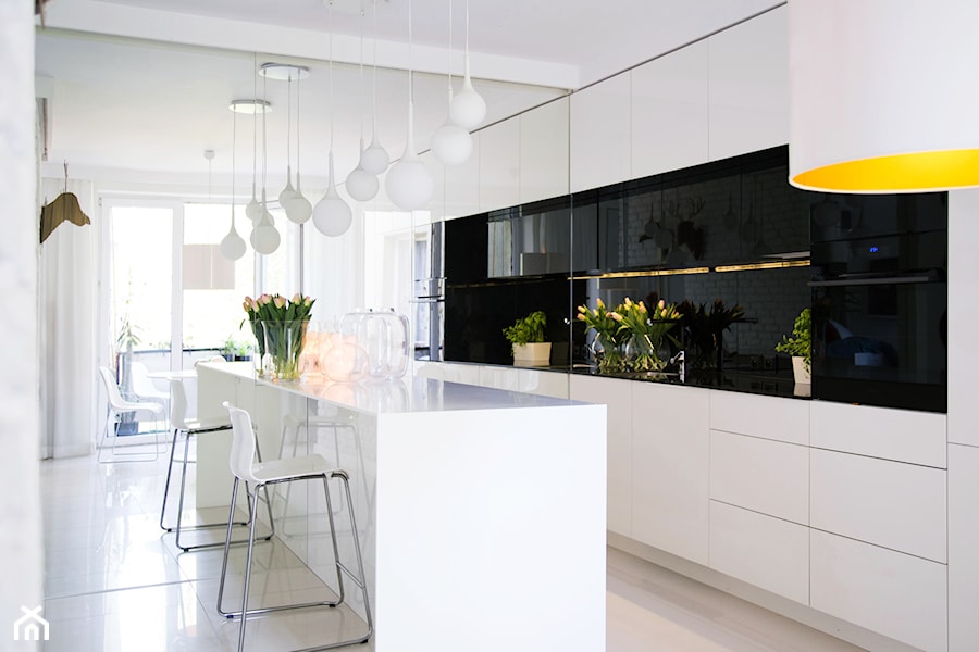 BLACK & WHITE / 47m2 - Kuchnia, styl minimalistyczny - zdjęcie od HOMO DECO Katarzyna Maciejewska