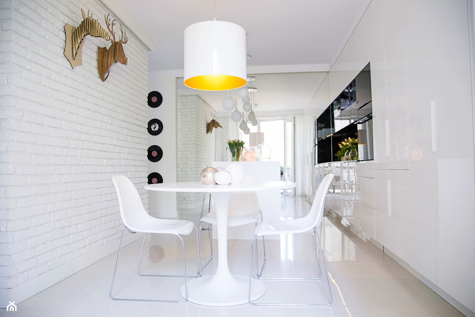BLACK & WHITE / 47m2 - Mała biała jadalnia w kuchni, styl minimalistyczny - zdjęcie od HOMO DECO Katarzyna Maciejewska - Homebook