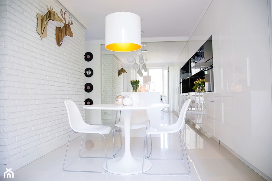 BLACK & WHITE / 47m2 - Mała biała jadalnia w kuchni, styl minimalistyczny - zdjęcie od HOMO DECO Katarzyna Maciejewska
