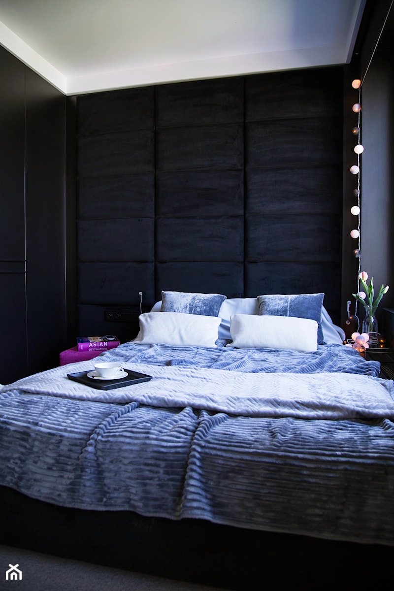 BLACK & WHITE / 47m2 - Mała sypialnia, styl minimalistyczny - zdjęcie od HOMO DECO Katarzyna Maciejewska