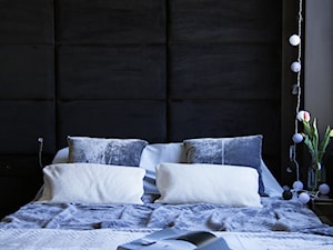 BLACK & WHITE / 47m2 - Mała szara sypialnia, styl minimalistyczny - zdjęcie od HOMO DECO Katarzyna Maciejewska