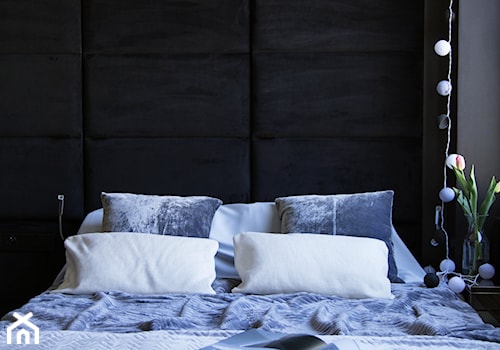 BLACK & WHITE / 47m2 - Mała szara sypialnia, styl minimalistyczny - zdjęcie od HOMO DECO Katarzyna Maciejewska