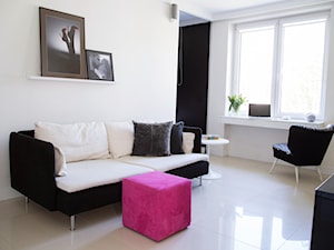 BLACK & WHITE / 47m2 - Mały biały salon, styl minimalistyczny - zdjęcie od HOMO DECO Katarzyna Maciejewska