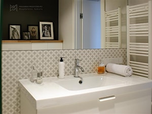 Biała łazienka z akcentem drewna i czerni - zdjęcie od Magdalena Sobula Pracownia Projektowa Pe2