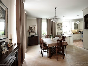 Apartament z elementami wystroju z lat 30-tych - Mały biały salon z kuchnią z jadalnią, styl tradycyjny - zdjęcie od Magdalena Sobula Pracownia Projektowa Pe2