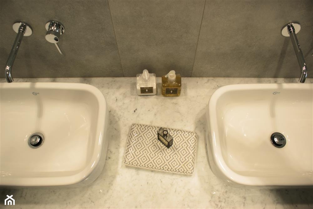 Szaro-biała łazienka z elementami drewna - zdjęcie od Magdalena Sobula Pracownia Projektowa Pe2 - Homebook