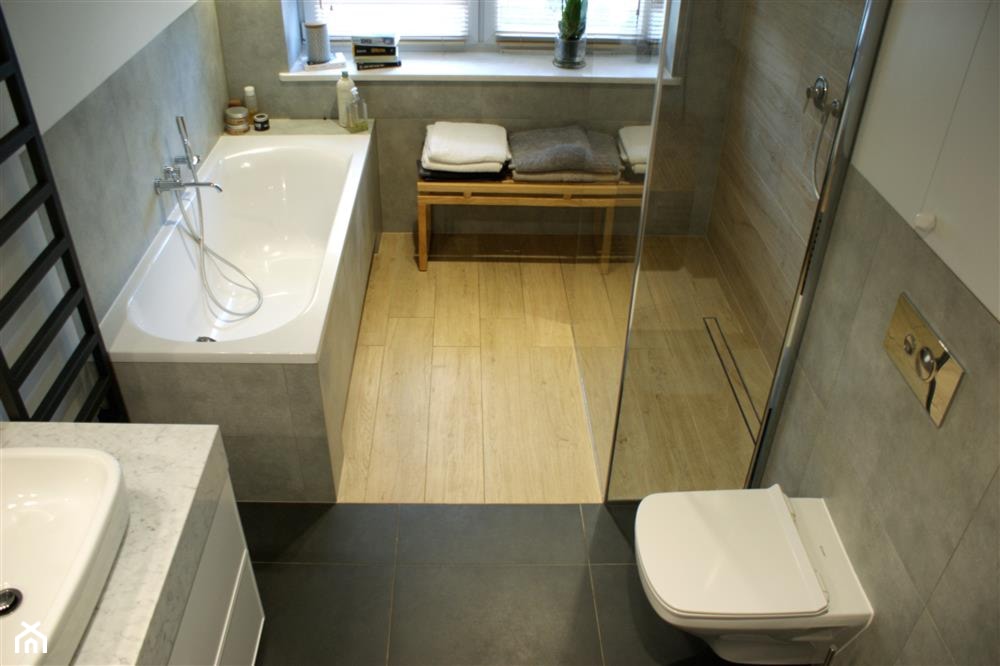 Szaro-biała łazienka z elementami drewna - zdjęcie od Magdalena Sobula Pracownia Projektowa Pe2 - Homebook