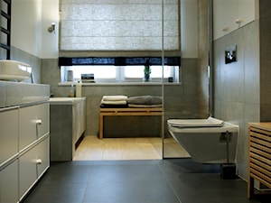 Szaro-biała łazienka z elementami drewna - zdjęcie od Magdalena Sobula Pracownia Projektowa Pe2