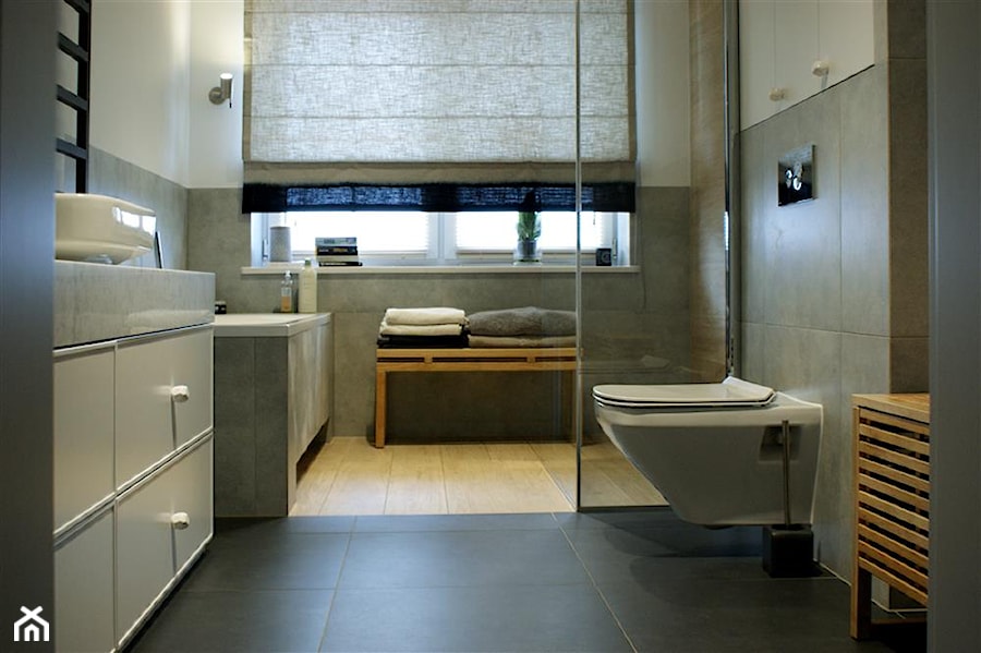 Szaro-biała łazienka z elementami drewna - zdjęcie od Magdalena Sobula Pracownia Projektowa Pe2