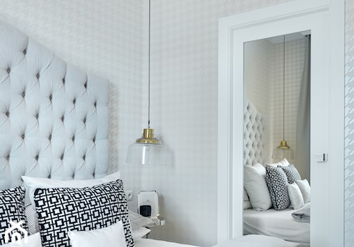 MIESZKANIE GDAŃSK-PRZYMORZE - Średnia beżowa sypialnia, styl glamour - zdjęcie od D-ZONE