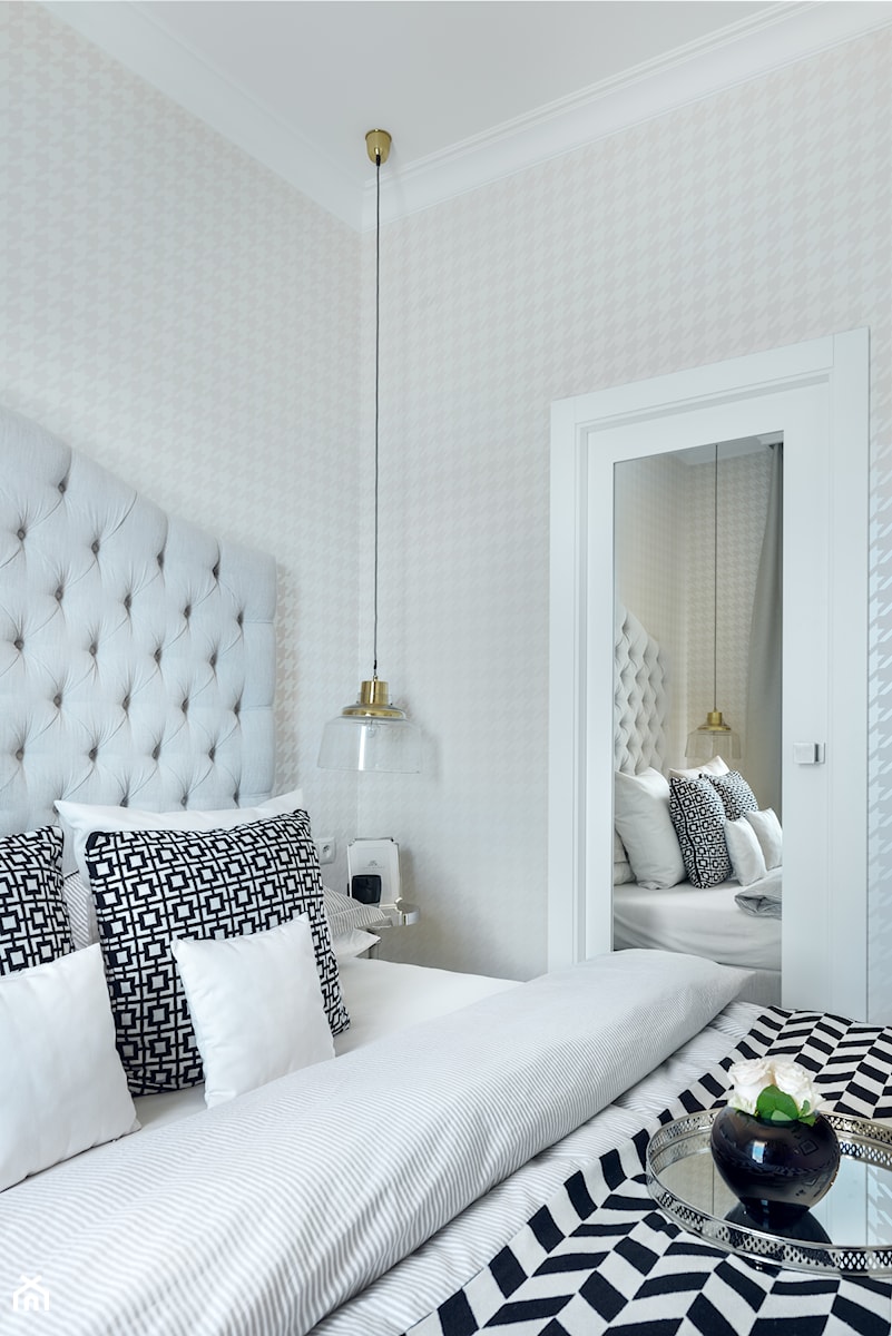 MIESZKANIE GDAŃSK-PRZYMORZE - Średnia beżowa sypialnia, styl glamour - zdjęcie od D-ZONE