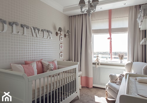 Mieszkanie w Gdańsku - konkurs - Mały beżowy biały pokój dziecka dla niemowlaka dla dziewczynki, styl tradycyjny - zdjęcie od D-ZONE