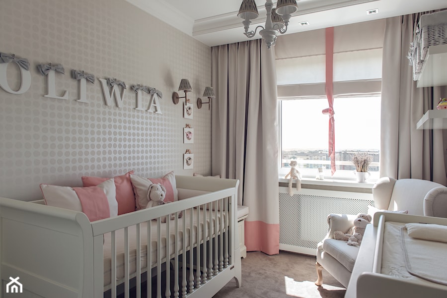 Mieszkanie w Gdańsku - konkurs - Mały beżowy biały pokój dziecka dla niemowlaka dla dziewczynki, styl tradycyjny - zdjęcie od D-ZONE