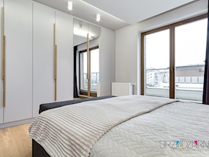 | PENTHOUSE Z TRÓJKĄTAMI | - Średnia biała sypialnia z balkonem / tarasem - zdjęcie od URZĄDZARNIA Marta Lebiedzińska