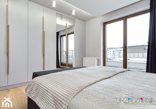 | PENTHOUSE Z TRÓJKĄTAMI | - Średnia biała sypialnia z balkonem / tarasem - zdjęcie od URZĄDZARNIA Marta Lebiedzińska