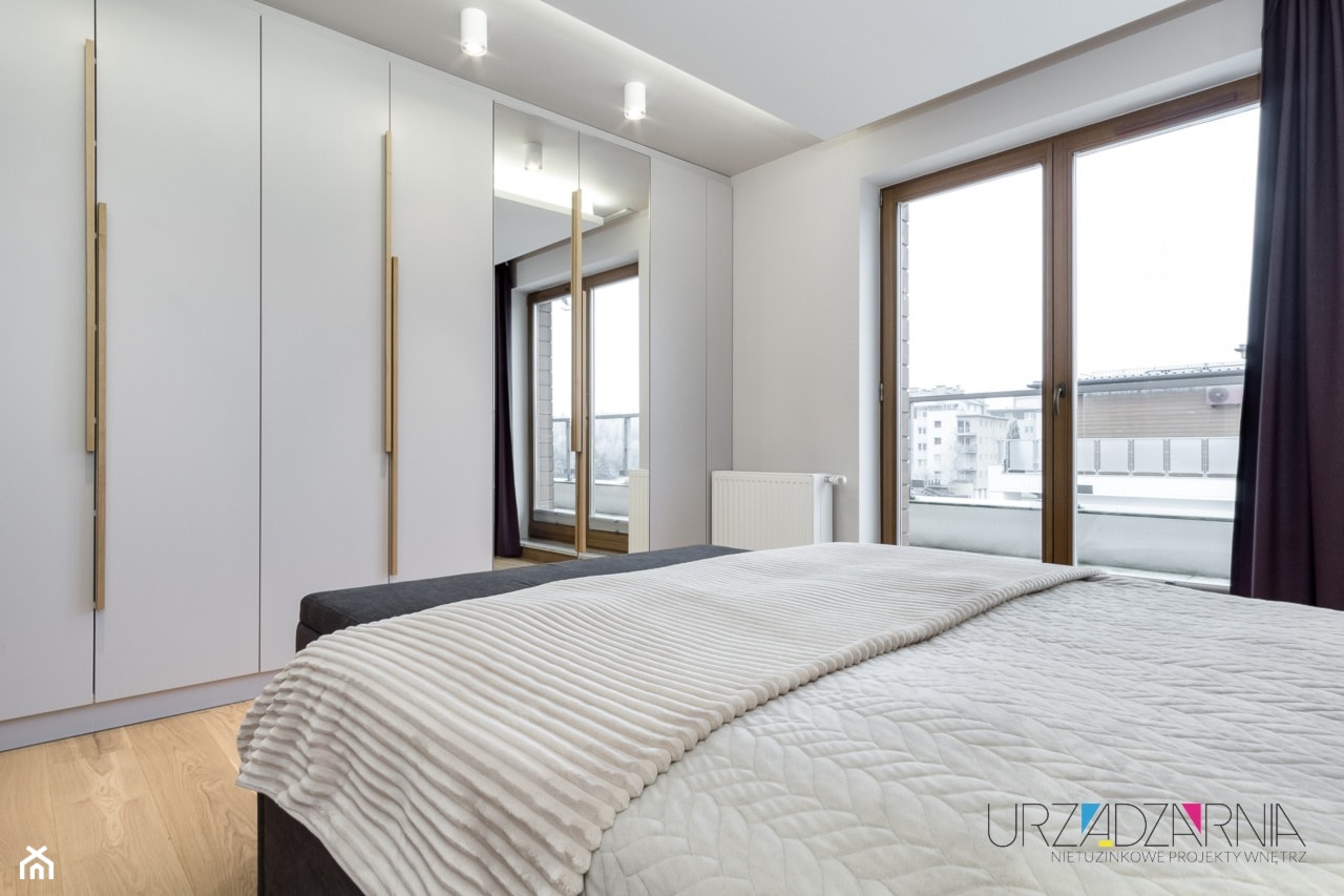 | PENTHOUSE Z TRÓJKĄTAMI | - Średnia biała sypialnia z balkonem / tarasem - zdjęcie od URZĄDZARNIA Marta Lebiedzińska - Homebook