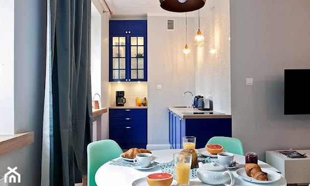 niebieskie meble w kuchni, malowanie mebli kuchennych, malowanie mebli kuchennych na niebiesko