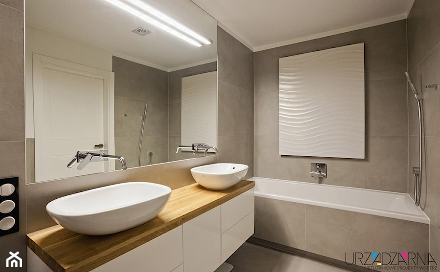 | SZARO NA TANECZNEJ | - Średnia bez okna z lustrem z dwoma umywalkami łazienka, styl minimalistyczny - zdjęcie od URZĄDZARNIA Marta Lebiedzińska