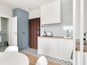 | APARTAMENT ZE ZŁOTEM | - Mała otwarta biała z zabudowaną lodówką z lodówką wolnostojącą z nablatowym zlewozmywakiem kuchnia w kształcie litery l, styl nowoczesny - zdjęcie od URZĄDZARNIA Marta Lebiedzińska