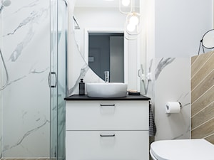 | POD PAPUGAMI | - Mała bez okna z lustrem z marmurową podłogą łazienka, styl glamour - zdjęcie od URZĄDZARNIA Marta Lebiedzińska