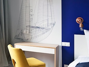 | AKWAMARYNA NA STARÓWCE | - Niebieska z biurkiem sypialnia, styl vintage - zdjęcie od URZĄDZARNIA Marta Lebiedzińska