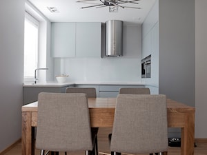 | PRZYTULNY MINIMALIZM | - Średnia biała szara jadalnia w kuchni, styl minimalistyczny - zdjęcie od URZĄDZARNIA Marta Lebiedzińska