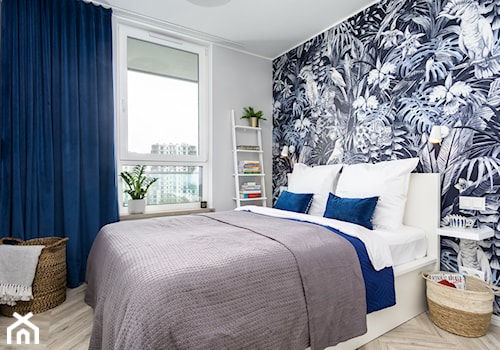 | POD PAPUGAMI | - Mała biała niebieska sypialnia, styl glamour - zdjęcie od URZĄDZARNIA Marta Lebiedzińska