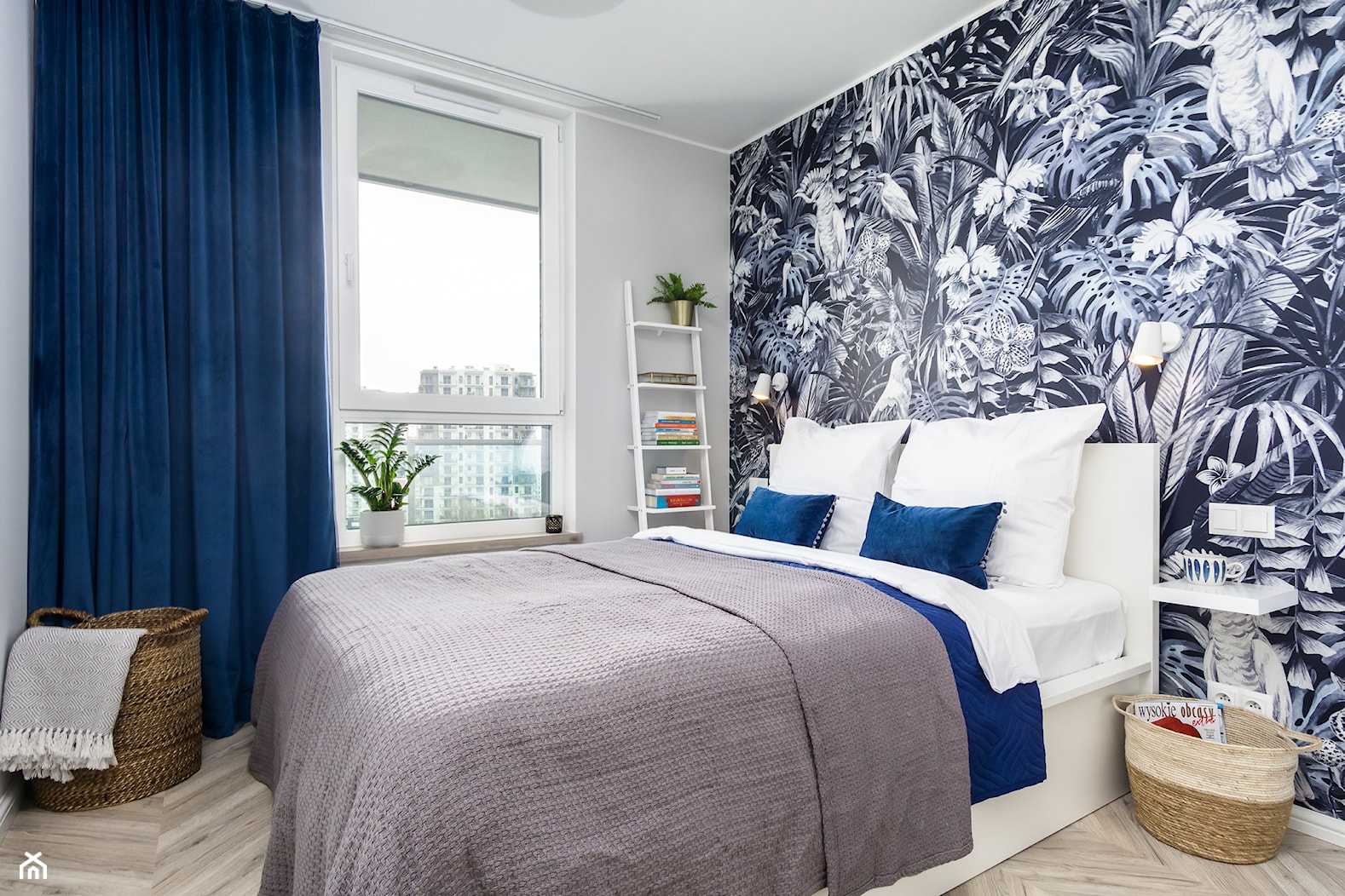| POD PAPUGAMI | - Mała biała niebieska sypialnia, styl glamour - zdjęcie od URZĄDZARNIA Marta Lebiedzińska - Homebook