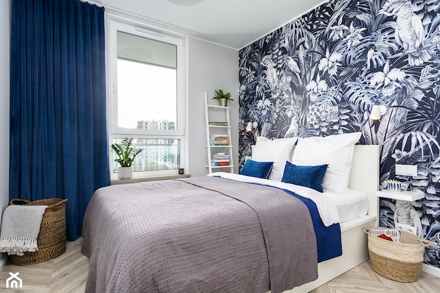 | POD PAPUGAMI | - Mała biała niebieska sypialnia, styl glamour - zdjęcie od URZĄDZARNIA Marta Lebiedzińska