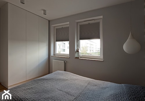| PRZYTULNY MINIMALIZM | - Średnia szara sypialnia, styl minimalistyczny - zdjęcie od URZĄDZARNIA Marta Lebiedzińska