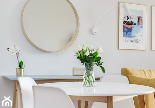 | APARTAMENT ZE ZŁOTEM | - Mała biała jadalnia w salonie, styl nowoczesny - zdjęcie od URZĄDZARNIA Marta Lebiedzińska
