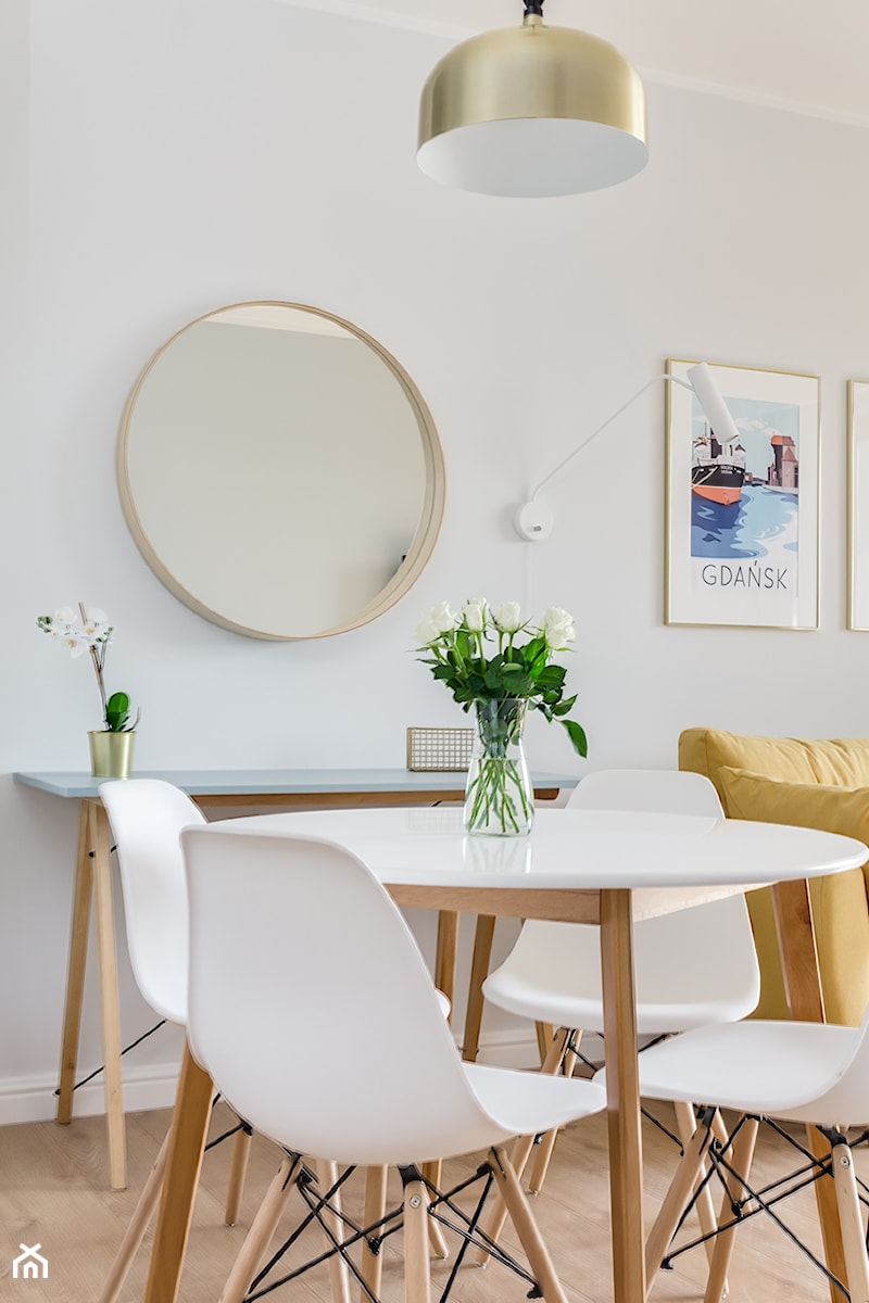 | APARTAMENT ZE ZŁOTEM | - Mała biała jadalnia w salonie, styl nowoczesny - zdjęcie od URZĄDZARNIA Marta Lebiedzińska